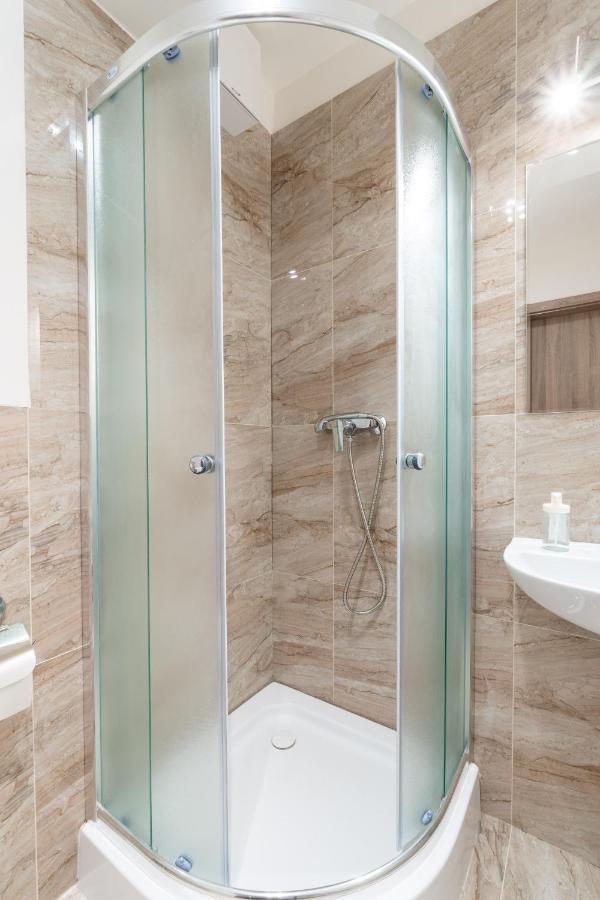 Brand New Studio Apartment #21 With Free Secure Parking In The Center Prague Ngoại thất bức ảnh